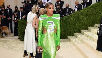 Ciara rindi&oacute; homenaje a Russell Wilson en el look que luci&oacute; en la Met Gala 2021. Incluso us&oacute; el anillo del Super Bowl que su esposo gan&oacute; con los Seahawks.