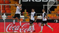 Soler, Maxi y Cheryshev celebran un gol en Mestalla sin p&uacute;blico en las gradas. 