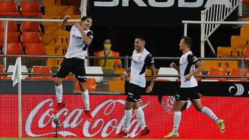 Soler, Maxi y Cheryshev celebran un gol en Mestalla sin p&uacute;blico en las gradas. 