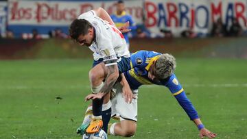 AME7597. MONTEVIDEO (URUGUAY), 02/08/2023.- Alfonso Trezza (i) de Nacional disputa un balón con Exequiel Oscar Zeballos de Boca hoy, en un partido de los octavos de final de la Copa Libertadores entre Nacional y Boca Juniors en el estadio Gran Parque Central en Montevideo (Uruguay). EFE/ Raúl Martínez