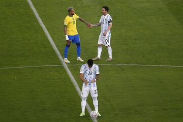 Neymar y Leo Messi momentos antes de comenzar el partido.