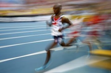 Mo Farah de Gran Bretaña durante la final de los 10.000 metros en el Campeonato Mundial de Atletismo de la IAAF en el estadio Luzhniki de Moscú 10 de agosto 2013.