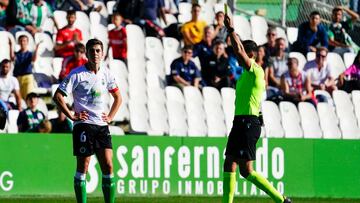 Íñigo, del Racing, vio ante la Ponferradina su quinta tarjeta amarilla de la temporada.