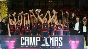 Las jugadoras del Spar Girona celebran la consecución de la Supercopa femenina de baloncesto tras vencer al Valencia Basket en la final jugada hoy domingo en Vitoria.