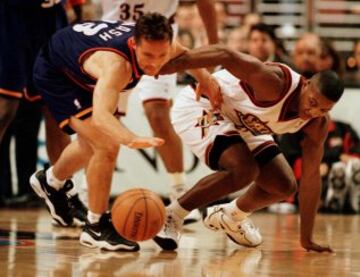 Nash jugó una primera etapa con los Phoenix Sun de 1996 a 1998. En la imagen con el jugador de los Philadelphia 76er, Eric Snow.