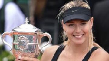 <b>SONRISA DE NÚMERO 1. </b>Maria Sharapova, con el trofeo de campeona.