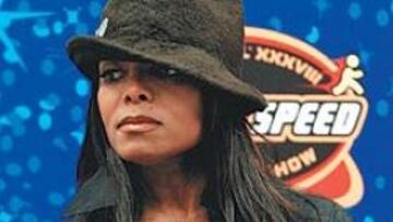 <b>RIVALES.</b> Janet Jackson, arriba, tendrá que disputarse la audiencia televisva con la Lingerie Bowl en el descanso de la Super Bowl.