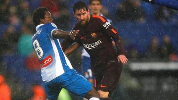 Carlos Sánchez, ante Leo Messi.