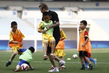 David Beckham en el Nanjing Olympic Sports Center donde los alumnos tuvieron el privilegio de poder enseñarle sus habilidades con el esférico. Aunque el futbolista de 37 años tampoco se quedó atrás y no pudo aguantar la tentación de jugar un rato con ellos.