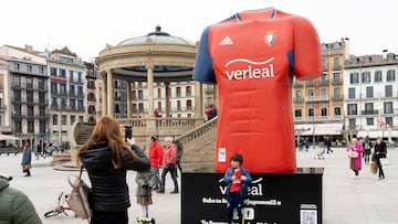 'Camiseta' gigante instalada en la Plaza del Castillo.