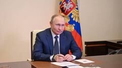 Vladimir Putin, con la bandera de Rusia de fondo