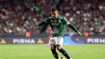 MEX3674. LEÓN (MÉXICO), 22/02/2025.- James Rodríguez de León golpea el balón este sábado, en un partido de la jornada 10 del torneo Clausura 2025 de la Liga MX entre León y Tigres, en el Estadio León, en Guanajuato (México). EFE/ Luis Ramírez