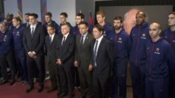 Los jugadores del Barcelona Lassa, en el homenaje a Johan Cruyff.
