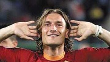 <b>PRÓXIMO FICHAJE BLANCO</b>. Francesco Totti, el capitán del Roma, quiere jugar en el Real Madrid la próxima temporada.