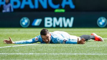 Iago Aspas reclama penalti durante el partido entre el Celta y el Rayo Vallecano.