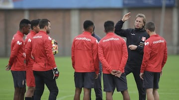 Gareca no da pistas antes de viajar a Holanda