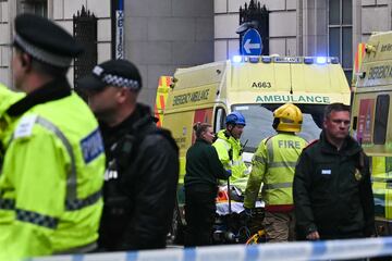 Un veh¨ªculo arremete contra aficionados del conjunto Red en el centro de la ciudad de Liverpool en la celebraci¨®n del t¨ªtulo de liga.
