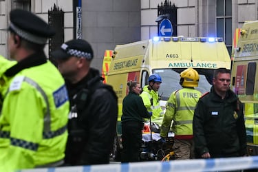 Un vehículo arremete contra aficionados del conjunto Red en el centro de la ciudad de Liverpool en la celebración del título de liga.