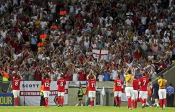 Los jugadores ingleses saludan a sus seguidores al final del partido.