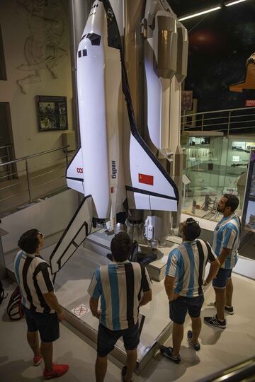 Aficionados argentinos observan un transbordador espacial.