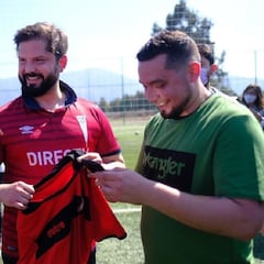 Boric dialoga con AS: la final que jugó, su futbolista favorito y una promesa para el deporte