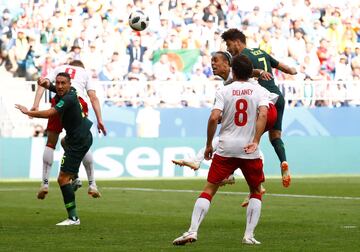 Dinamarca 1-1 Australia | Mateu Lahoz tiró de VAR para ver una mano dentro del área de Poulsen. El colegiado español tras comprobarlo señaló el punto de penalti. Jedinak fue el encargo de transformar el penalti y poner el 1-1 en el marcador. 