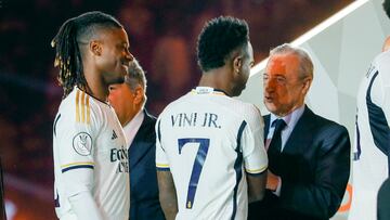 El delantero del Real Madrid Vinicius Junior (c) conversa con su presidente, Florentino pérez (d), tras la final de la Supercopa de España que Real Madrid y FC Barcelona han disputado este domingo en el estadio Al Awwal Park de Riad, en Arabia Saudí.