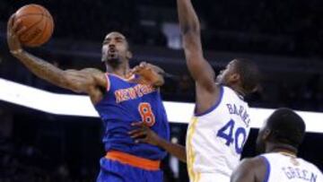 J.R. Smith (8) lanza ante Harrison Barnes (40).