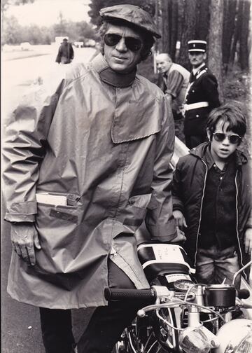 El actor Steve McQueen con su hijo el actor Chad McQueen en 1971.