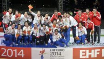Las Guerreras celebran la medalla de plata obtenida en los Europeos de balonmano.