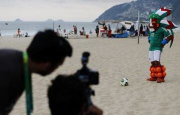 Miembros de la televisión Azteca filmando a su mascota en la playa de Ipanema.