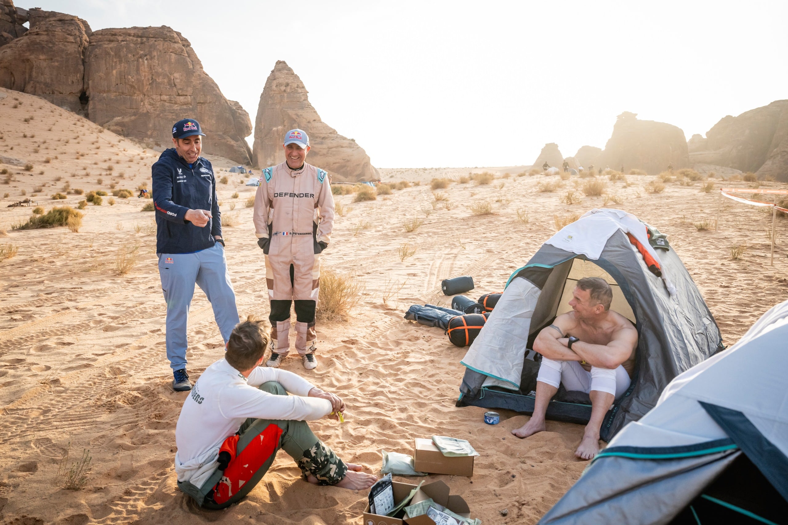 Peterhansel habla con Nani Roma y Sebastien Loeb en el campamento refugio tras la etapa maratón del Dakar.