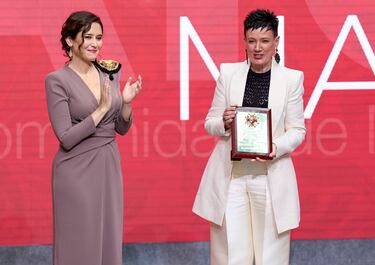 La directora del Centro de Educación Especial María Soriano, Mercedes Pena, recoge el premio otorgado a la institución de manos de Isabel Díaz Ayuso. 