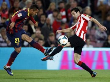 El centrocampista del Athletic Markel Susaeta  y el defensa brasileño del Barcelona Adriano Correia, luchan por el balón durante el partido de la trigésimo cuarta jornada de la Liga de Primera División que se juega hoy en el Camp Nou. 