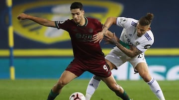 Soccer Football - Premier League - Leeds United v Wolverhampton Wanderers - Elland Road, Leeds, Britain - October 19, 2020 Wolverhampton Wanderers&#039; Raul Jimenez in action with Leeds United&#039;s Kalvin Phillips Pool via REUTERS/Martin Rickett EDITOR