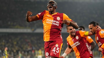 Victor Osimhen celebra un gol.