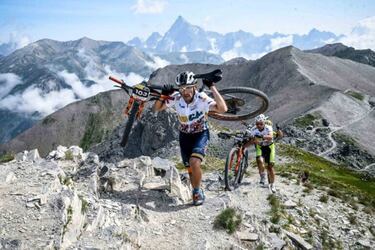 La Iron Bike muestra la pasión con la que vive Italia el ciclismo más allá de la carretera. Se trata de una de las carreras más populares en toda Europa, y también de las más duras. Su desnivel acumulado es uno de los más salvajes en este tipo de carreras maratón, superando los 20.000 metros positivos a través de los Alpes italianos. Según las estadísticas, en cada edición abandonan más de la mitad de los corredores que toman la salida. Reto mayúsculo. 