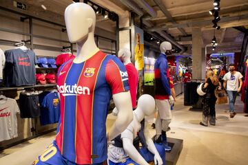 El club catalán ha sacado a la venta la que será la nueva equipación para la temporada que viene (2020/21). Está inspirada en la década de los años 20 del club.