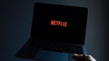 ¿Qué pasa si estoy de viaje o fuera de casa y quiero acceder a Netflix en mi dispositivo?