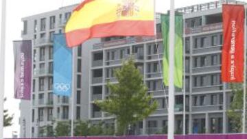 La bandera española ya ondea en la Villa Olímpica.