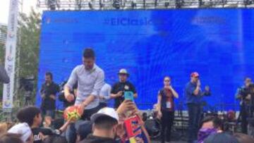 David Villa firmando autógrafos en Miami durante el Real Madrid - Barcelona.
