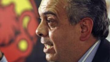 Saez en una conferencia de prensa