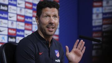 GRA030 MAJADAHONDA (MADRID), 25/08/2017.- El técnico del Atlético de Madrid, el argentino Diego Pablo Simeone, durante la rueda de prensa posterior al entrenamiento del equipo esta mañana en el Cerro del Espino en Majadahonda (Madrid) para preparar el partido de la segunda jornada de Liga frente a Las Palmas que disputan mañana, sábado, en el Estadio de Gran Canaria. EFE/Juan Carlos Hidalgo