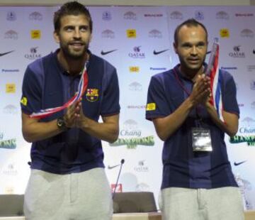 Reverencia de Iniesta y Piqué durante la rueda de prensa.