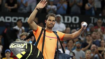 BR47 BRISBANE (AUSTRALIA) 06/01/2017.- El tenista español Rafa Nadal se despide del público tras su derrota ante el canadiense Milos Raonic durante el partido que enfrentó a ambos en el torneo internacional de Brisbane (Australia) hoy, 6 de enero de 2017. EFE/Dave Hunt PROHIBIDO SU USO EN AUSTRALIA Y NUEVA ZELANDA
