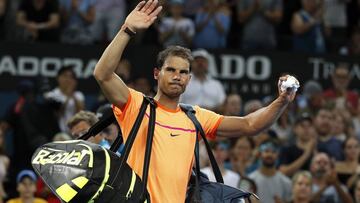 BR47 BRISBANE (AUSTRALIA) 06/01/2017.- El tenista espa&ntilde;ol Rafa Nadal se despide del p&uacute;blico tras su derrota ante el canadiense Milos Raonic durante el partido que enfrent&oacute; a ambos en el torneo internacional de Brisbane (Australia) hoy, 6 de enero de 2017. EFE/Dave Hunt PROHIBIDO SU USO EN AUSTRALIA Y NUEVA ZELANDA