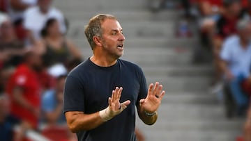 El entrenador del Barcelona, Hansi Flick, durante el partido de la primera jornada de LaLiga EA Sports, entre el RCD Mallorca y el FC Barcelona, en el estadio de Son Moix de Palma de Mallorca.