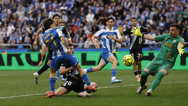El guardameta del equipo malaguista fue decisivo para que su equipo sumara un punto en Riazor. Dejó tres paradas espectaculares.