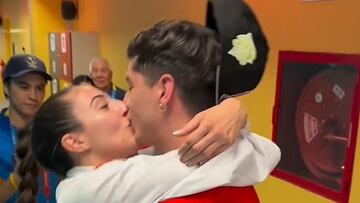 Valentina Toro celebró el oro de Santiago 2023 con un beso: ¡qué ternura!