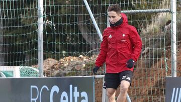 Emre Mor toca el bal&oacute;n durante un entrenamiento del Celta en A Madroa.